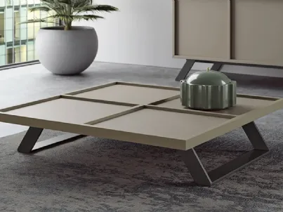 Tavolino in legno laccato con base in metallo Otis di Doimo Salotti