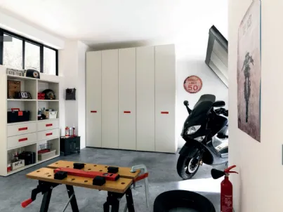 Armadio con ante battenti in laminato quarzo, ideale per organizzare qualsiasi ambiente NC308 di Moretti Compact