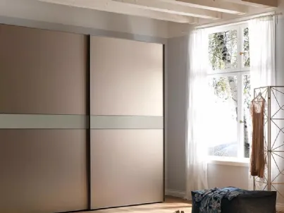 Armadio di design ad ante scorrevoli color bronzo opaco, con telaio in alluminio NC203 Slider Thin di Moretti Compact