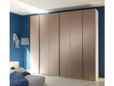 Armadio a sei ante battenti in finitura specchio bronzo opaco NC302 di Moretti Compact