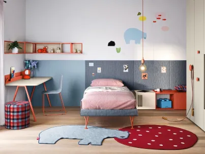 Cameretta con armadio a muro e scrittoio minimal Kids space 01 di Nidi