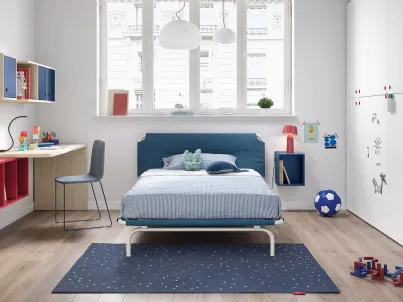 Cameretta componibile con letto ad una piazza e mezza e pensili sospesi Kids space 05 di Nidi