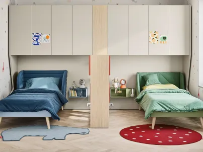 Cameretta con 2 letti su armadiatura a ponte con libreria separè Kids space 22 di Nidi