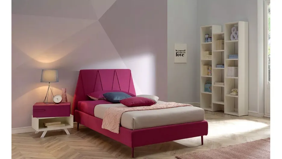 Letto comodo imbottito con testiera in tessuto dalle forme squadrate SC210 di Moretti Compact