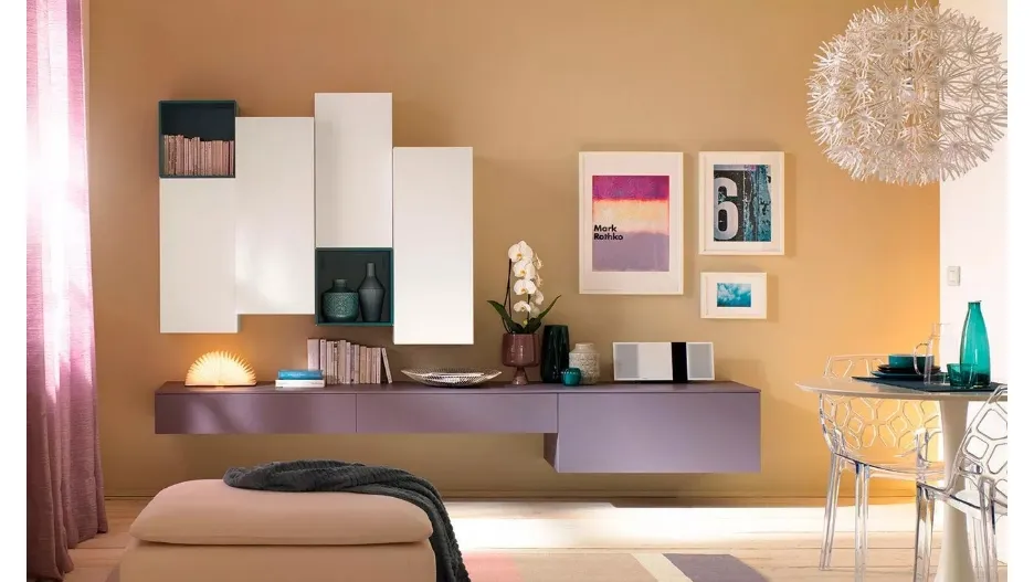 Parete attrezzata a 4 ante sfasate in laminato frassino bianco, 2 vani giorno color pavone e base sospesa LV101 di Moretti Compact