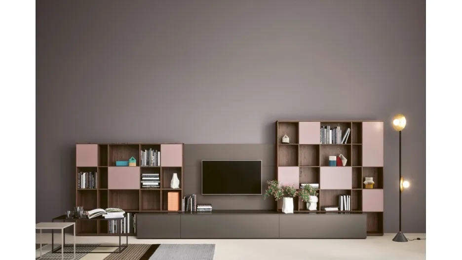 Parete attrezzata con libreria Wall 12 01 in laccato opaco di Novamobili