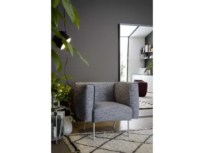 Poltroncina in tessuto imbottito con piedi in metallo Onni di Novamobili