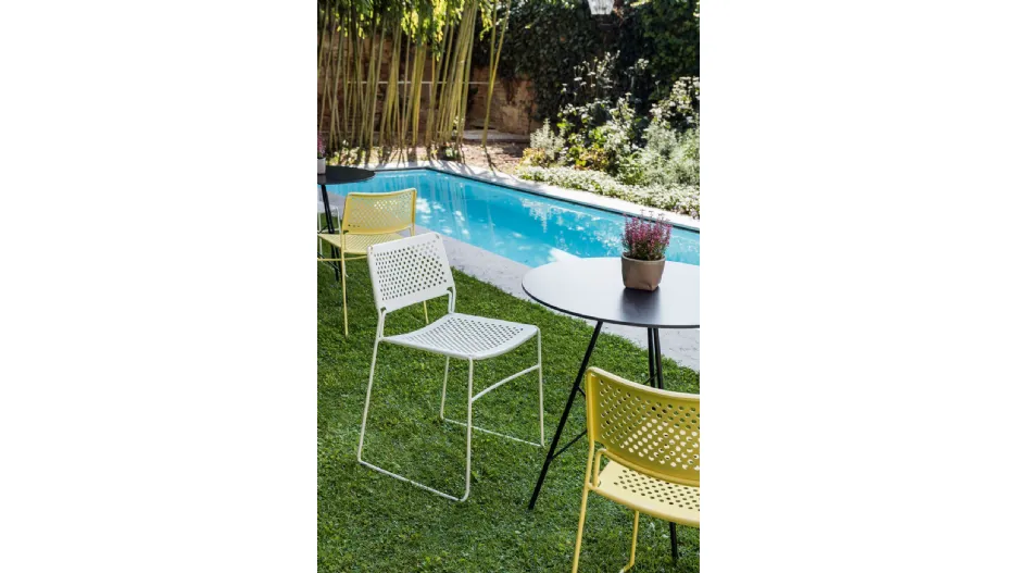 Sedia impilabile in acciaio con gambe a slitta Slim S M di Midj
