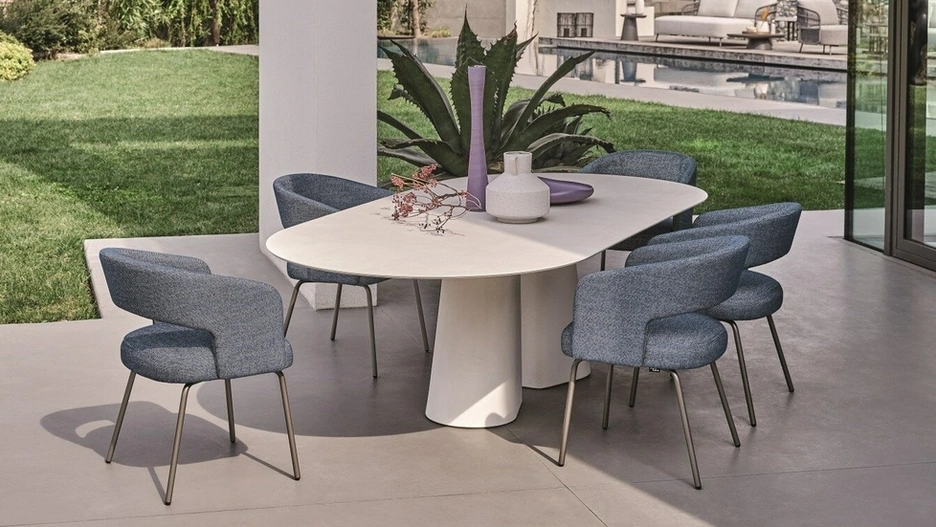 Tavolo Pillar con top in gres e base in cemento di Ditre Italia