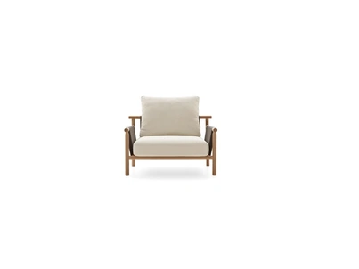 Poltrona Isamu in tessuto imbottito con struttura in legno di Ditre Italia