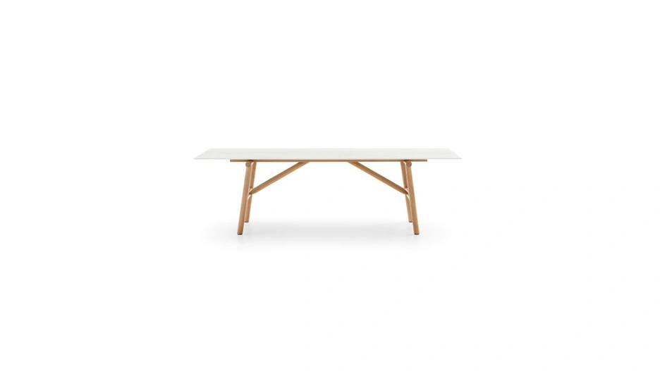 Tavolo Isamu con top in gres Calce Bianca e base in legno di Ditre Italia